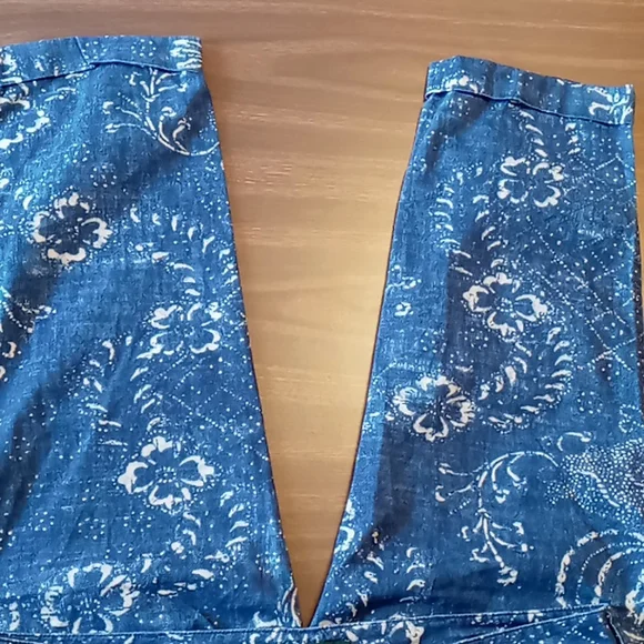 LRL Blue w White Flower Pattern Cropped Pants Size 10 - Picture 4 of 5